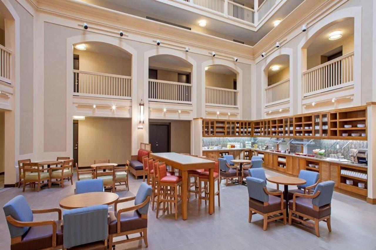 Hyatt Place Convention Center 3*