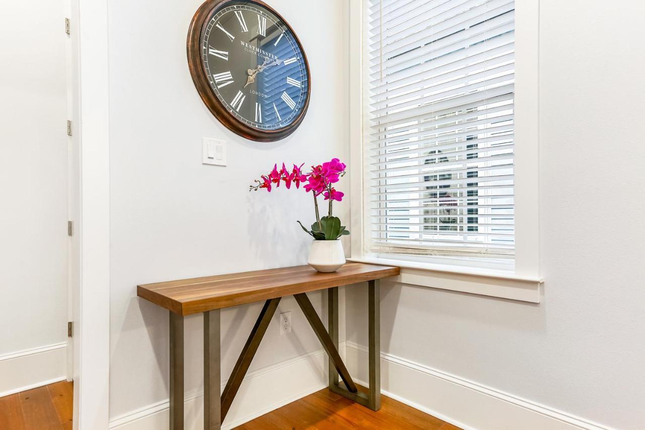 Apartment Spacious 5 Bedroom Retreat - Pool - Near It All! *