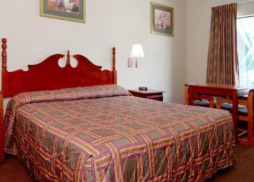 Rodeway & Gentilly Hotel 2*