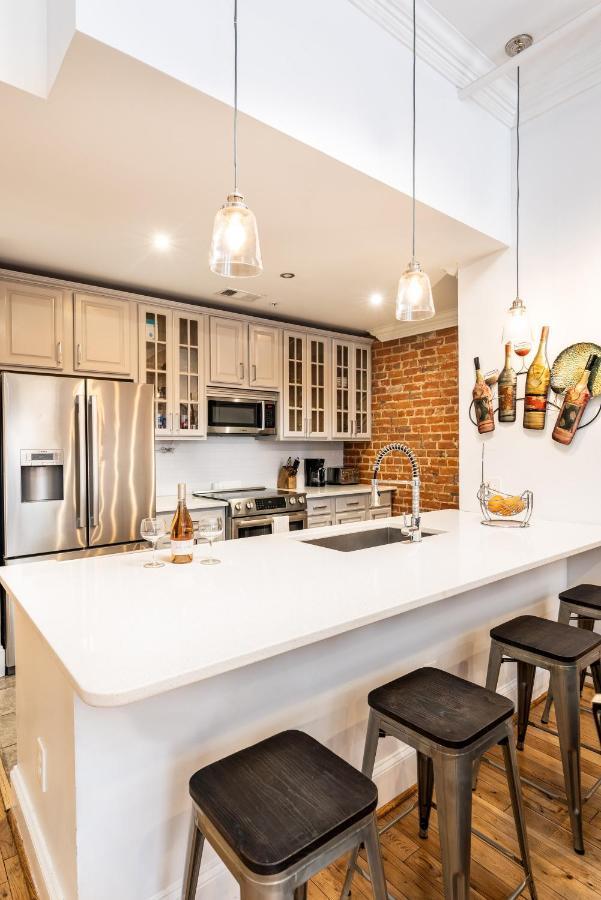 Apartment Steps From French Quarter W/ Private Terrace - 12 Guests *
