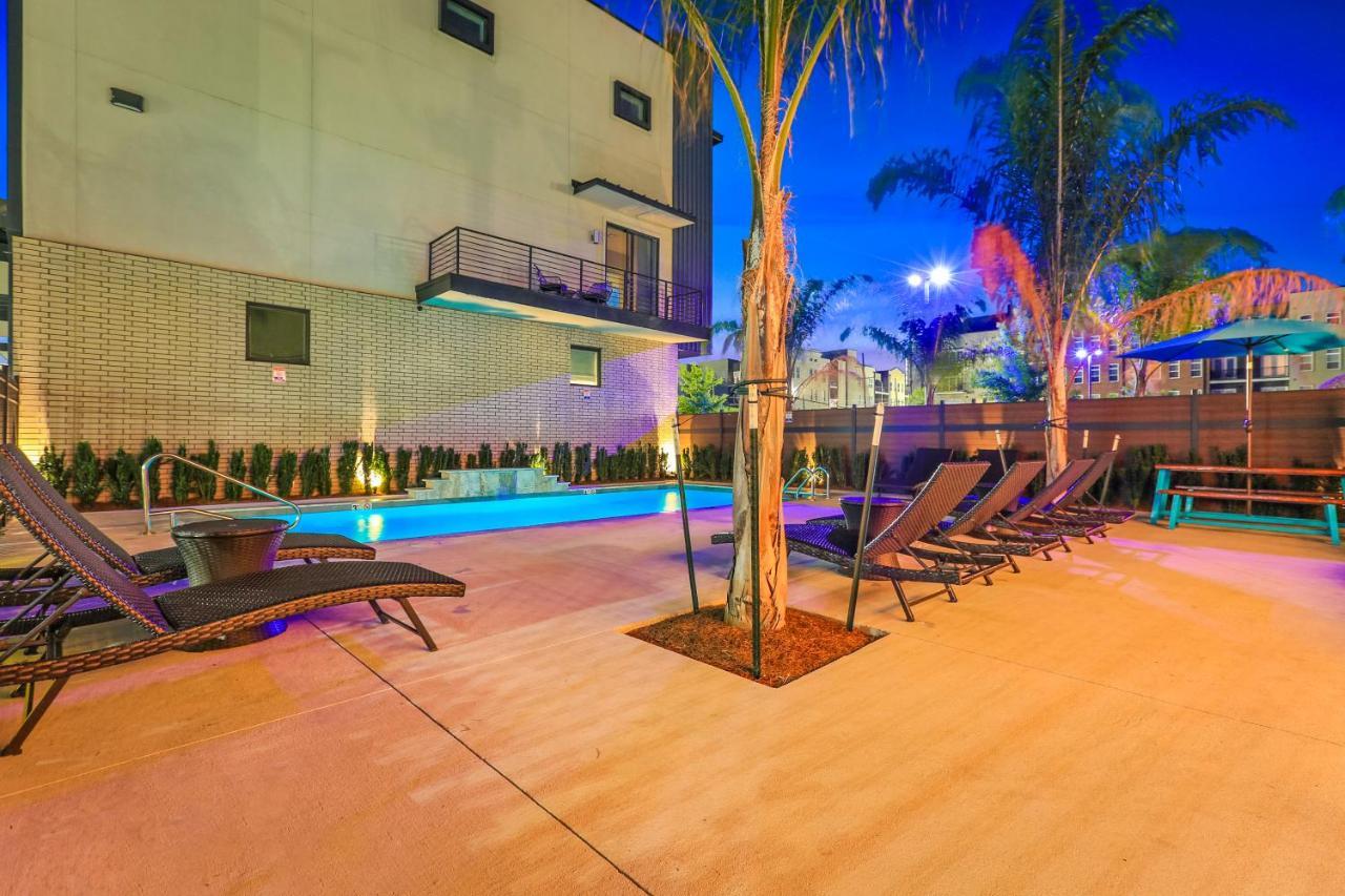 Luxury 3-story W Pool & Parking Garage