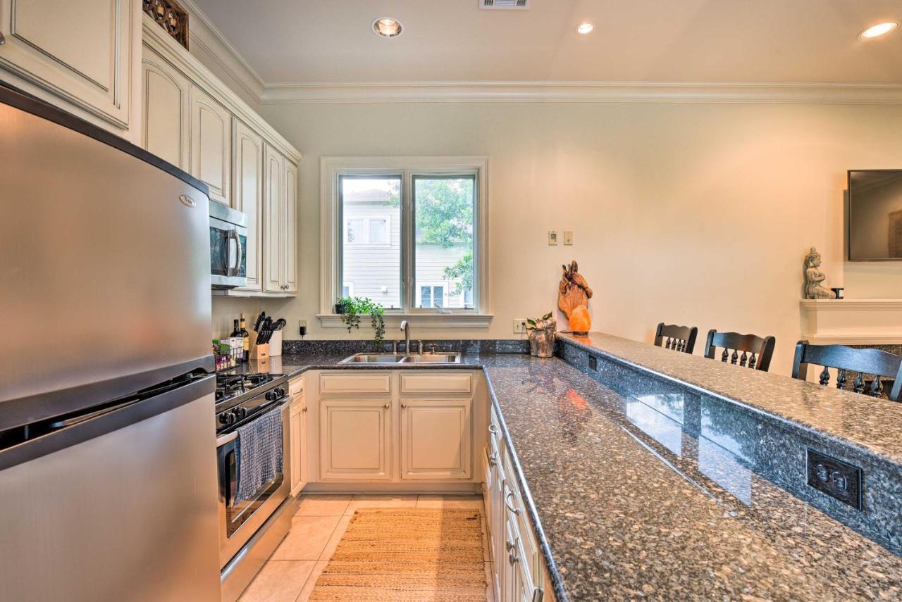 Adorable About 6 Mi To Uptown! Holiday home