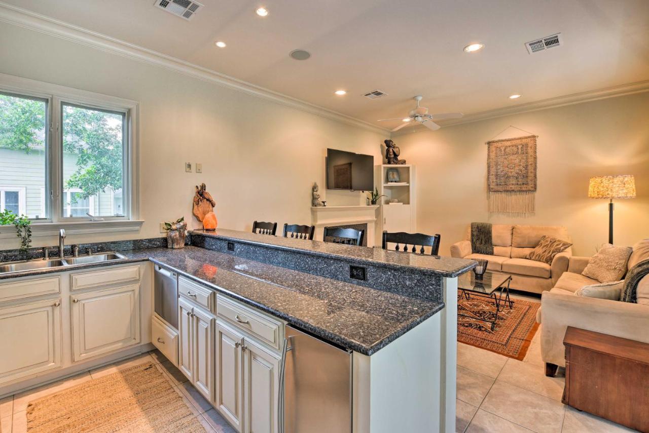 Adorable About 6 Mi To Uptown! Holiday home