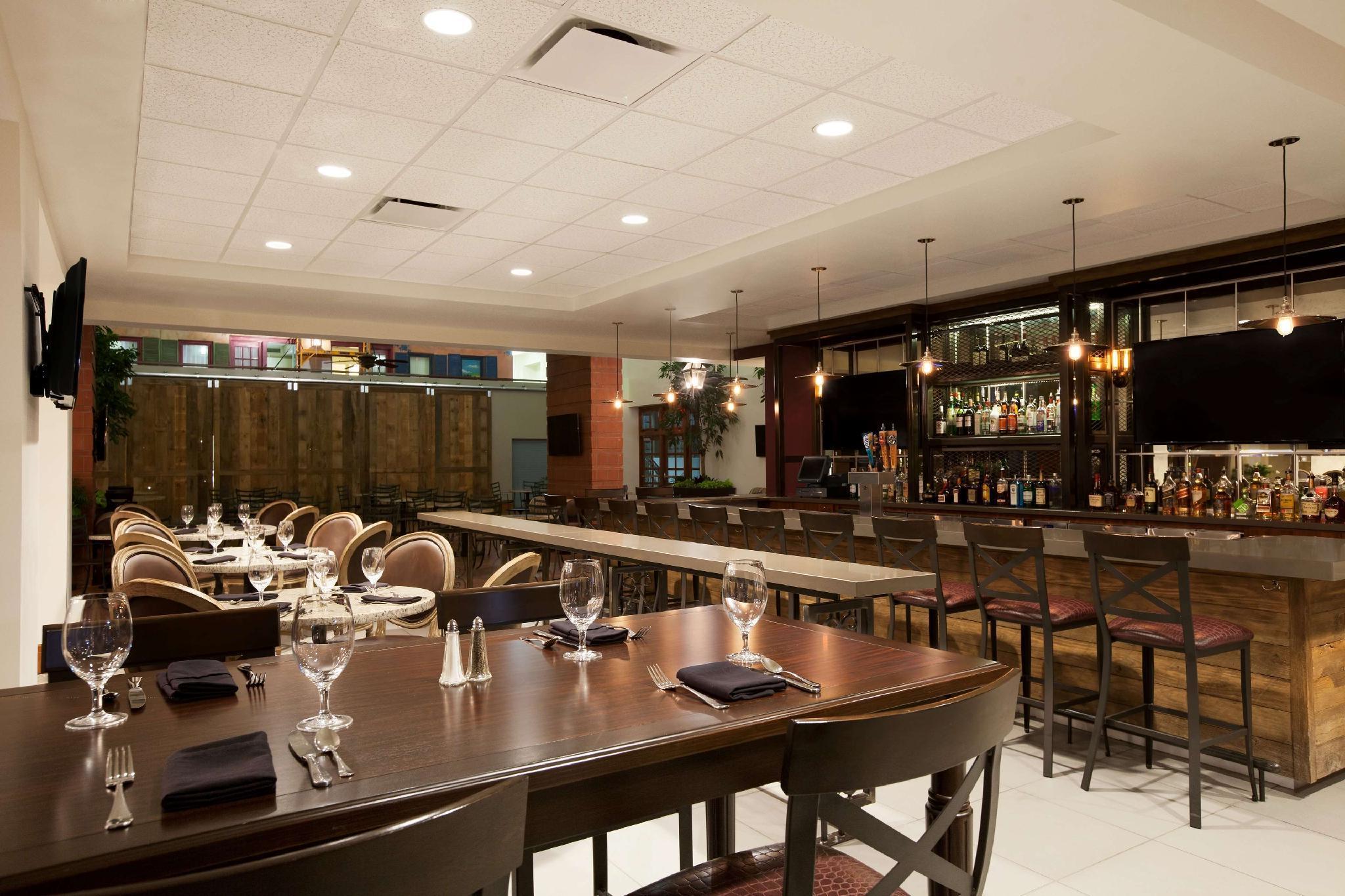 Hotel Embassy By Hilton Convention Center 3*