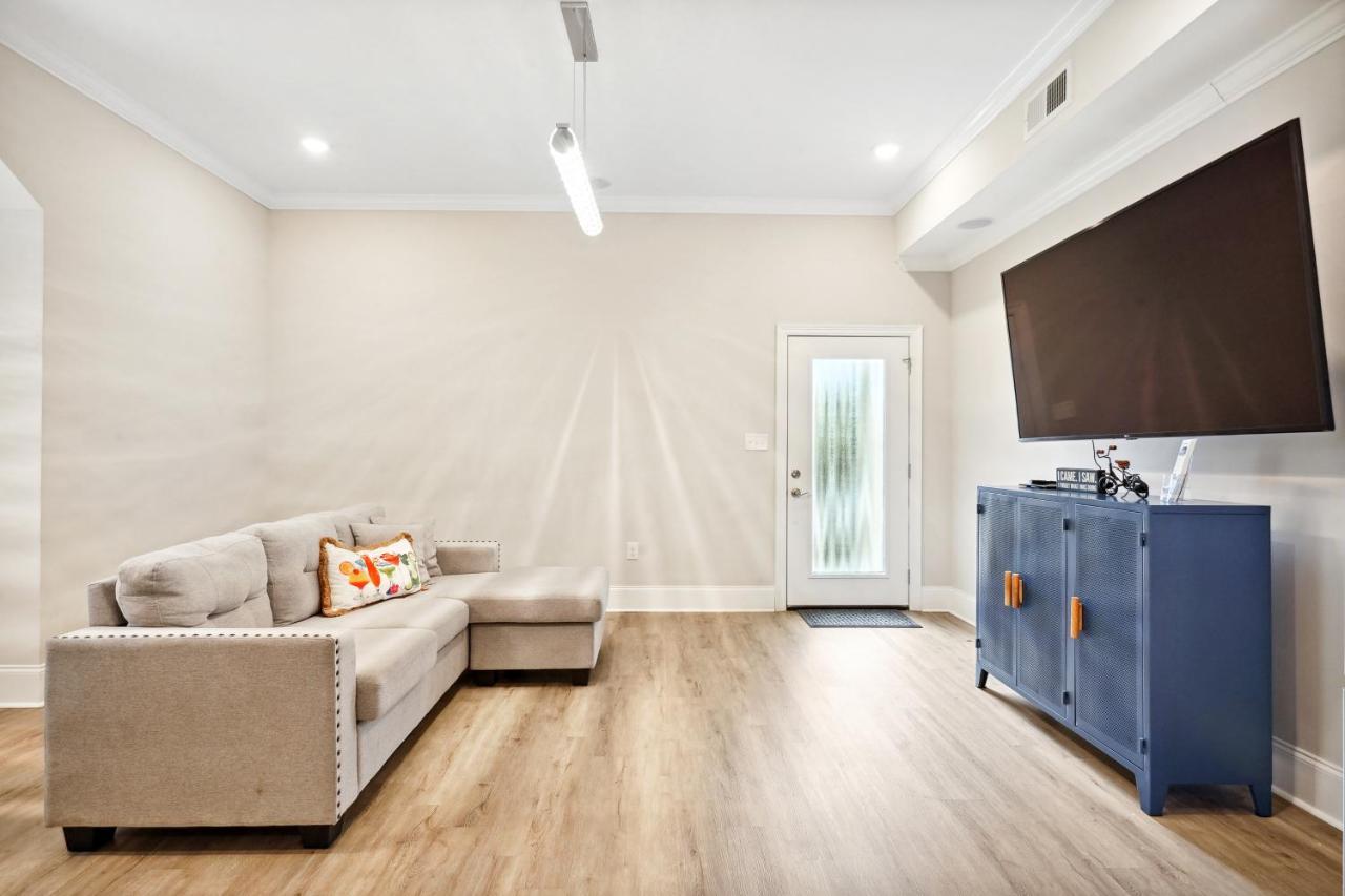 3 Bedroom With Air Conditioner! *