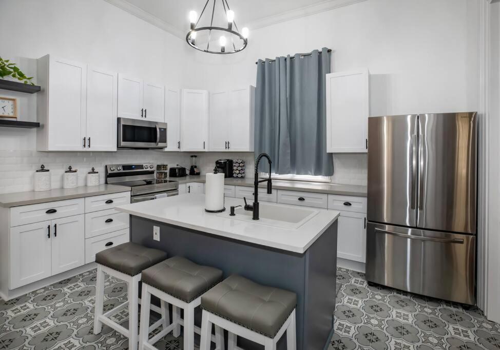 Beautifully Updated Apartment *