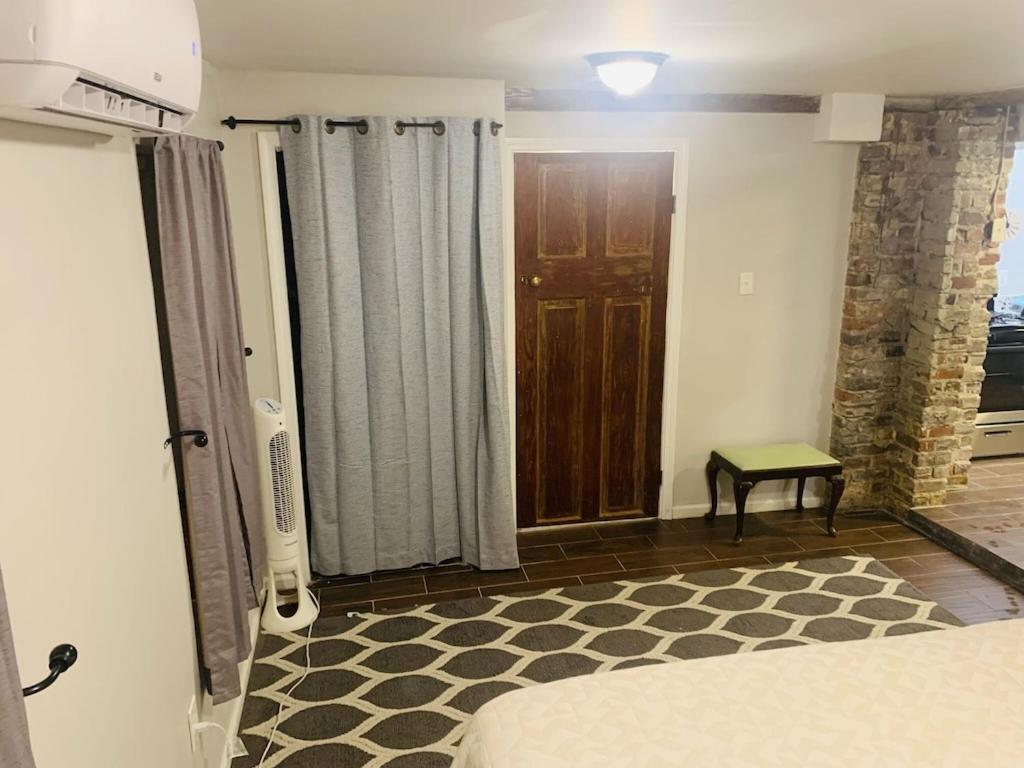 Apartment Vintage Uptown Hidden Gem, Walk To Everything New Renovation!