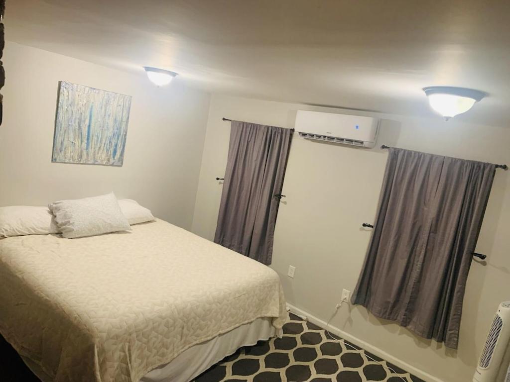 Vintage Uptown Hidden Gem, Walk To Everything New Renovation! *
