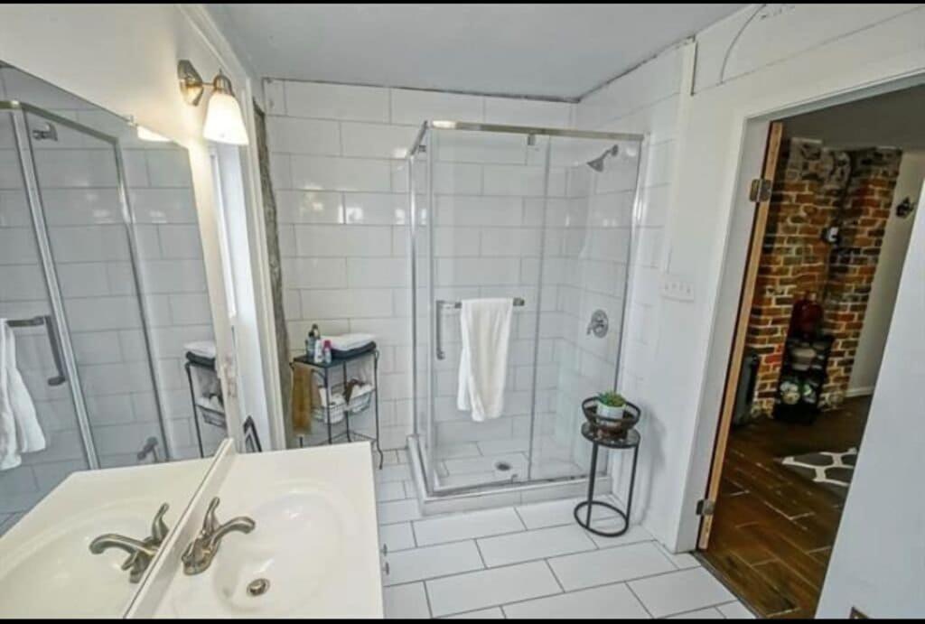 Vintage Uptown Hidden Gem, Walk To Everything New Renovation!