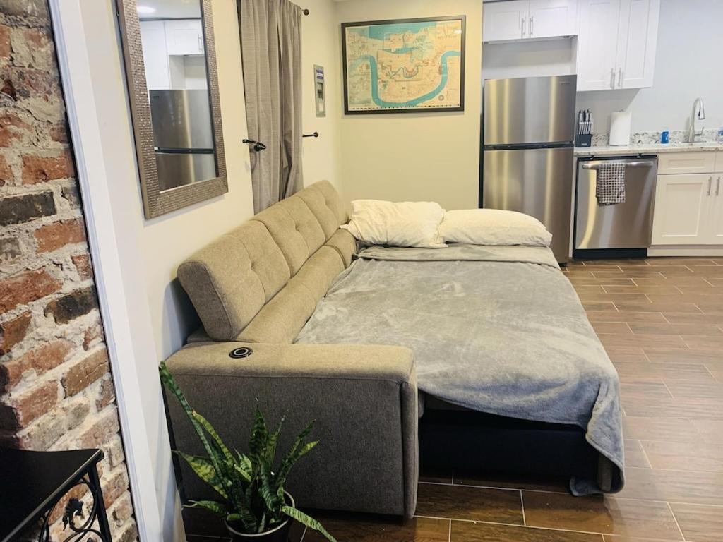 Vintage Uptown Hidden Gem, Walk To Everything New Renovation!
