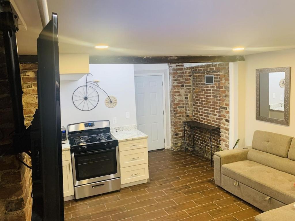 Apartment Vintage Uptown Hidden Gem, Walk To Everything New Renovation!