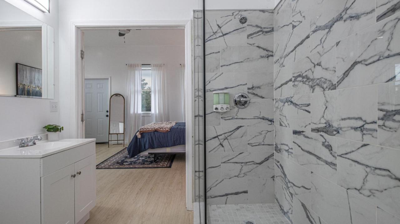 Downtown Vibrant Gray Loft 2318 Apartment New Orleans