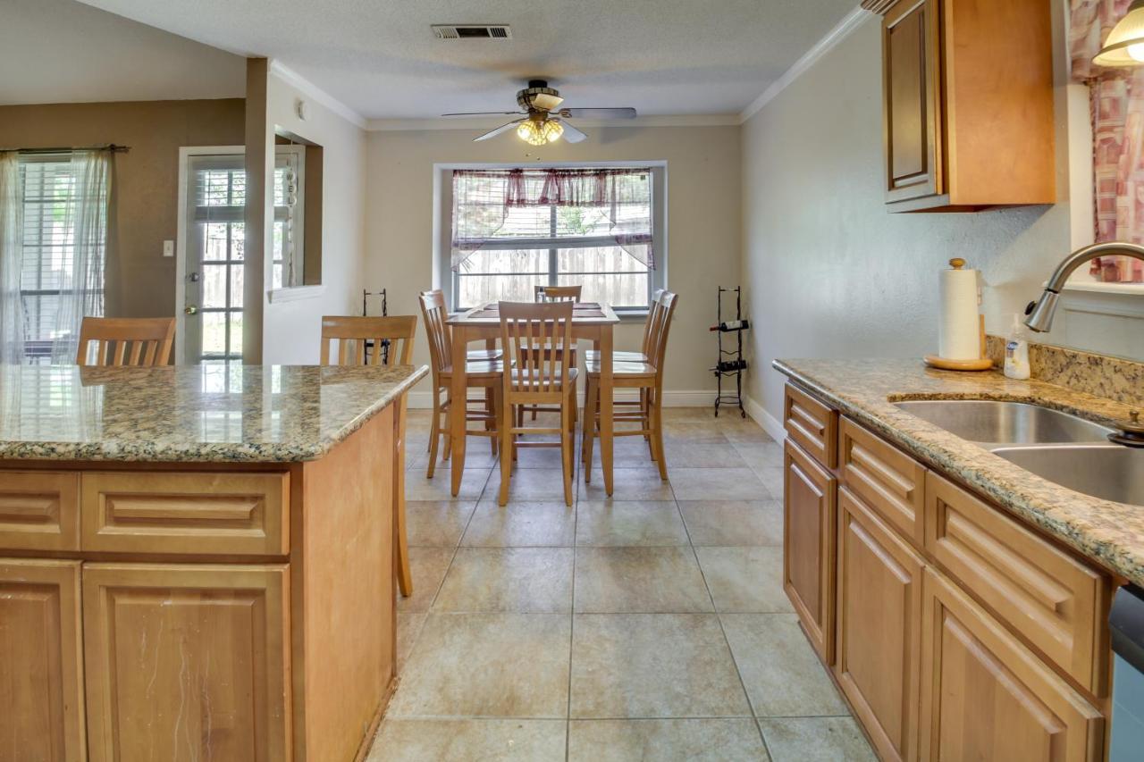 With Backyard Near French Quarter Holiday home