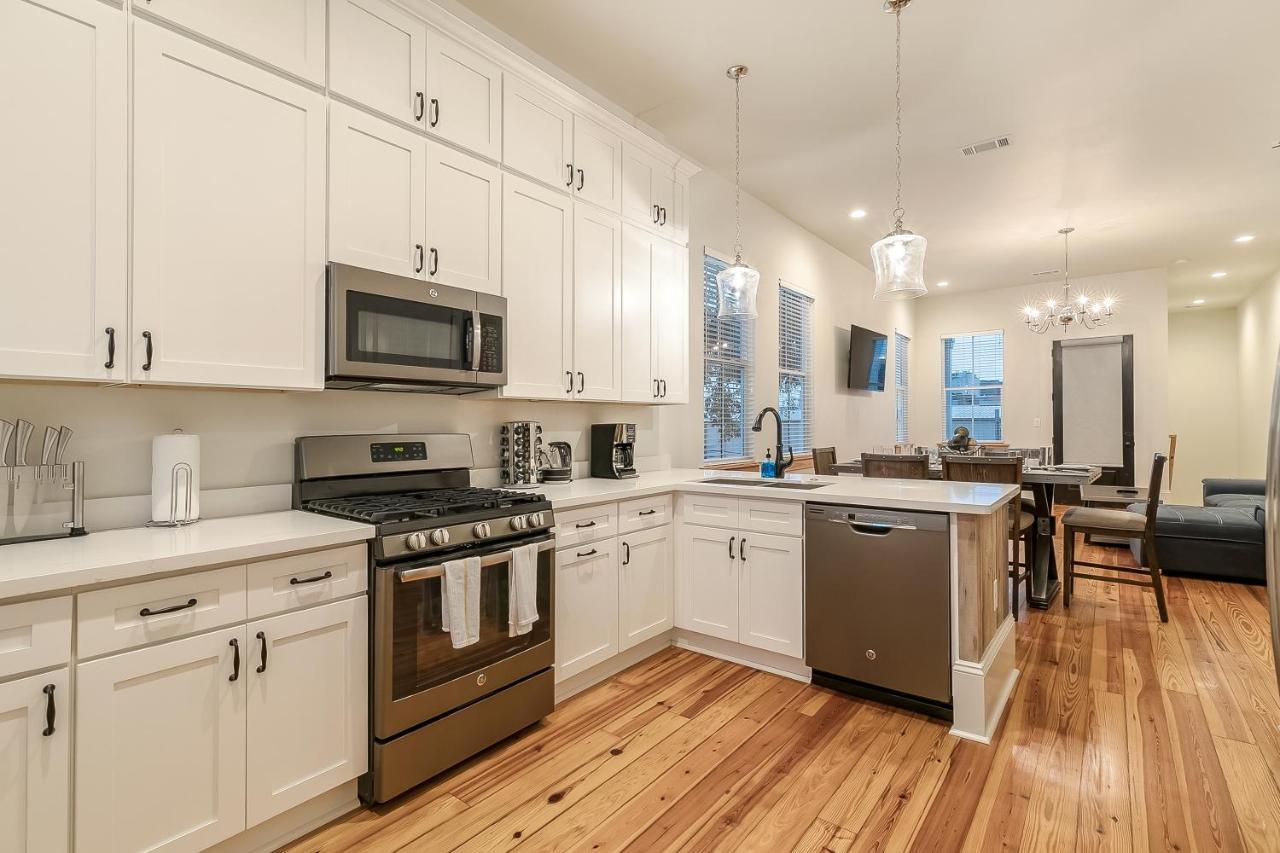 With 3 Bedrooms Near St. Charles With A Pool Apartment New Orleans