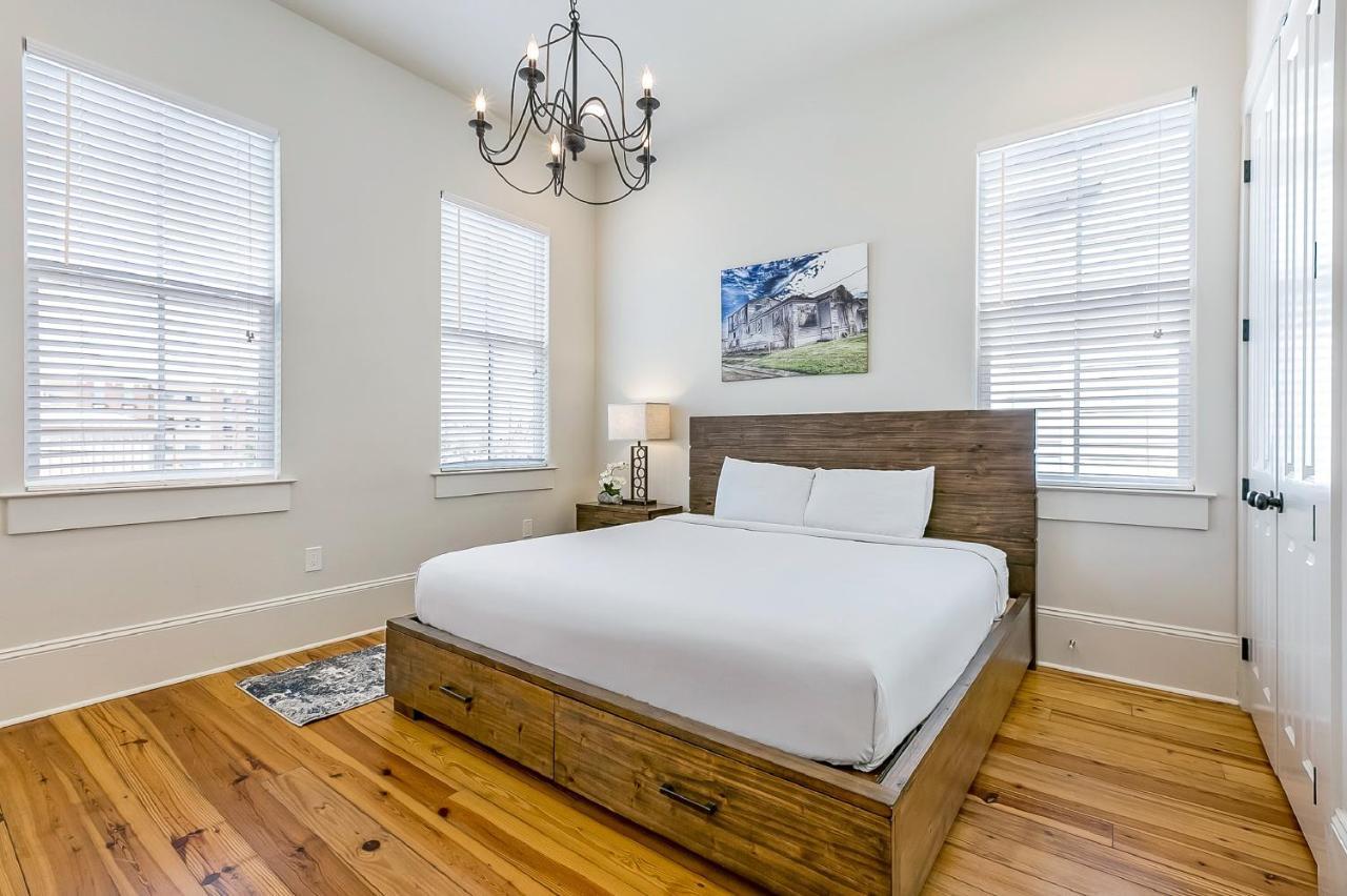 With 3 Bedrooms Near St. Charles With A Pool Apartment New Orleans