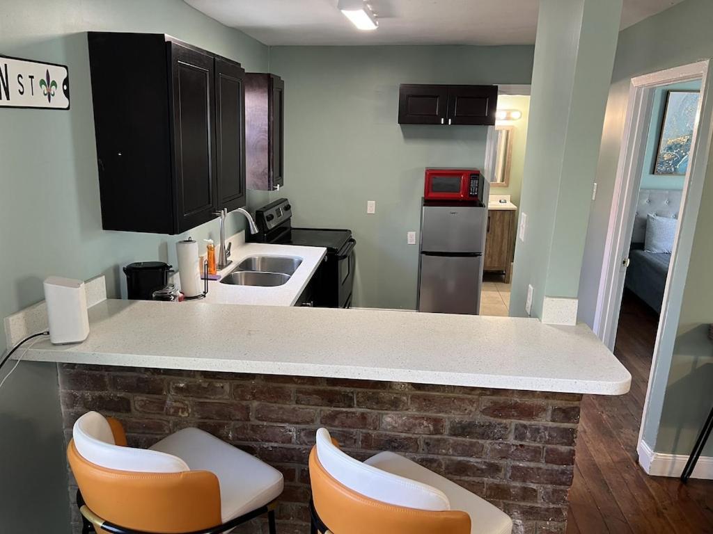 Apartment Chillpad Blocks From Frenchquarters *