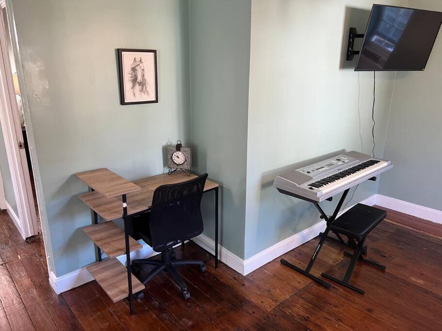 2 Blocks From French Quarters *