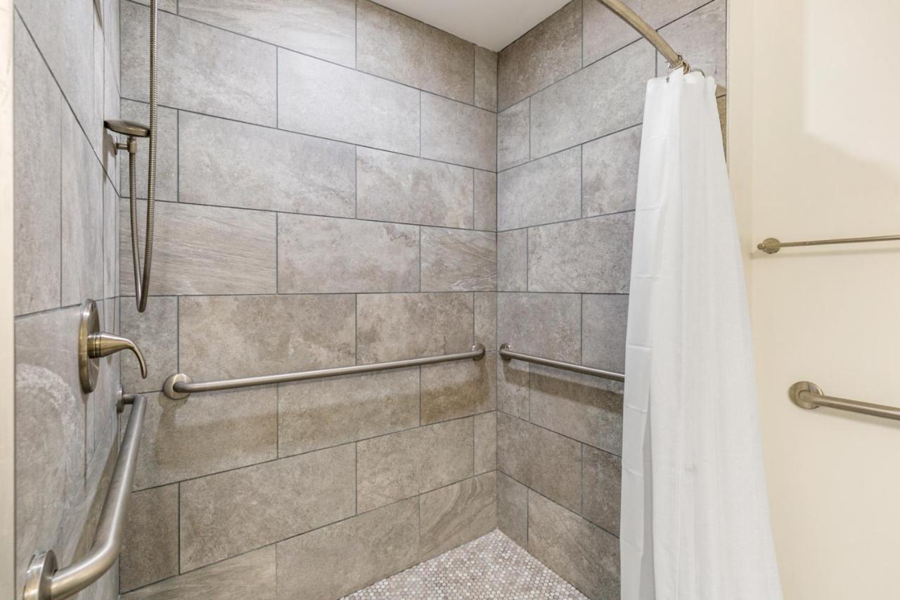 The Big Easy's Finest: 4-br Luxury In Nola Apartment *