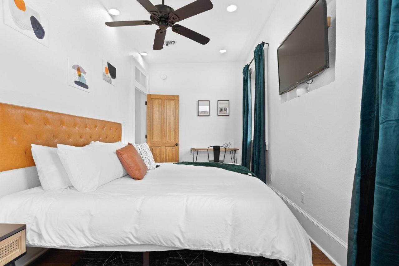 Sophisticated Salcedo Mid-city Living Balcony Holiday home *