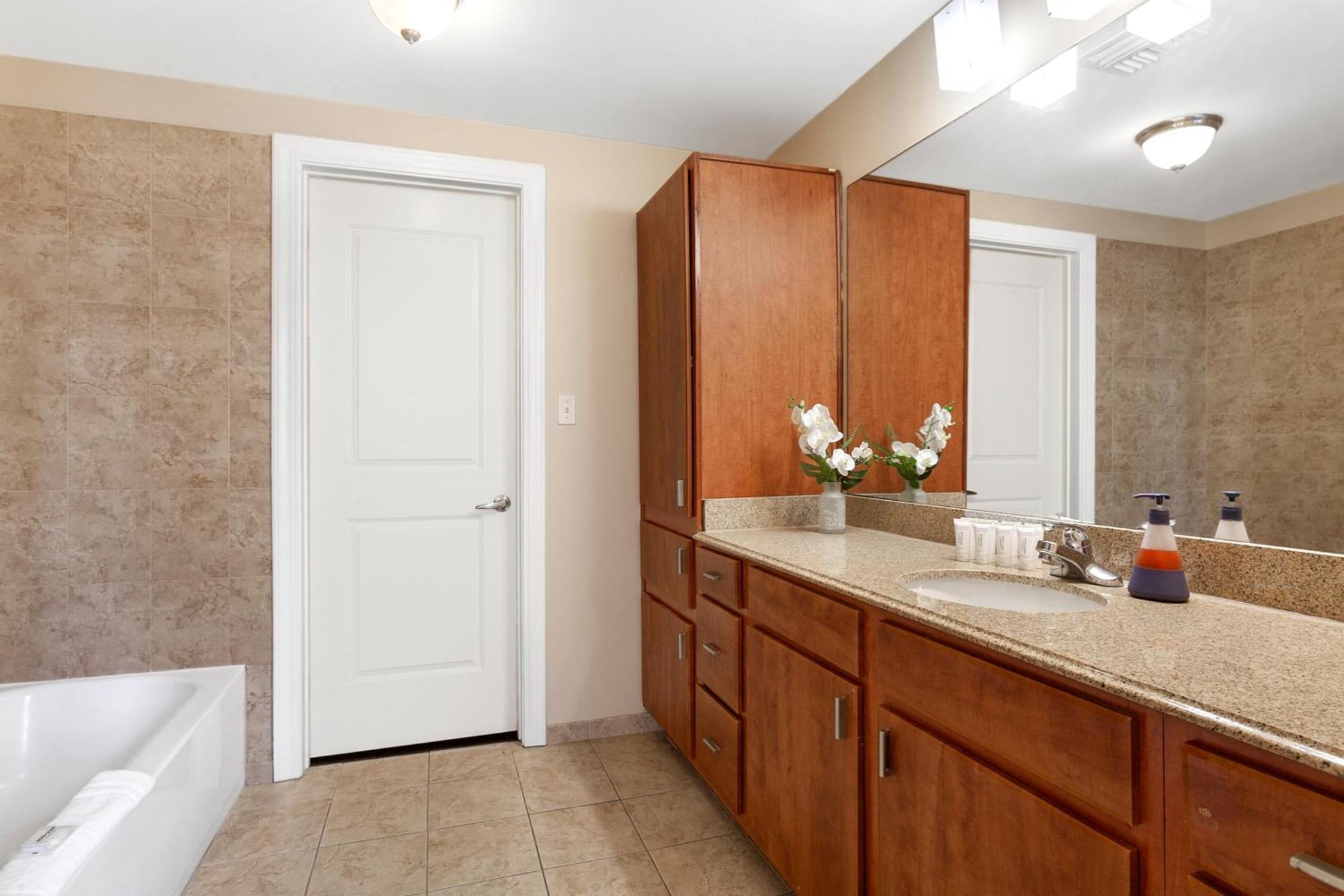 Spacious Modern Near French Quarter