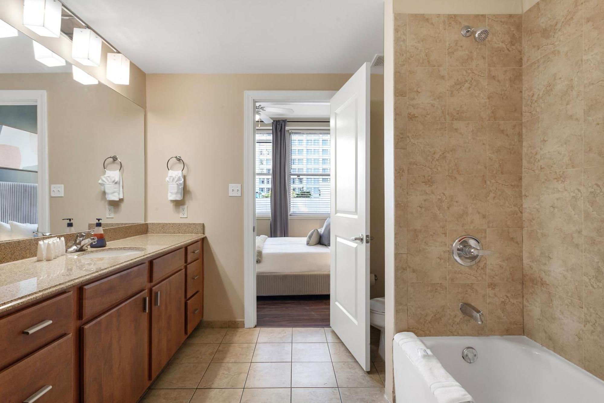 Apartment Spacious Modern Near French Quarter