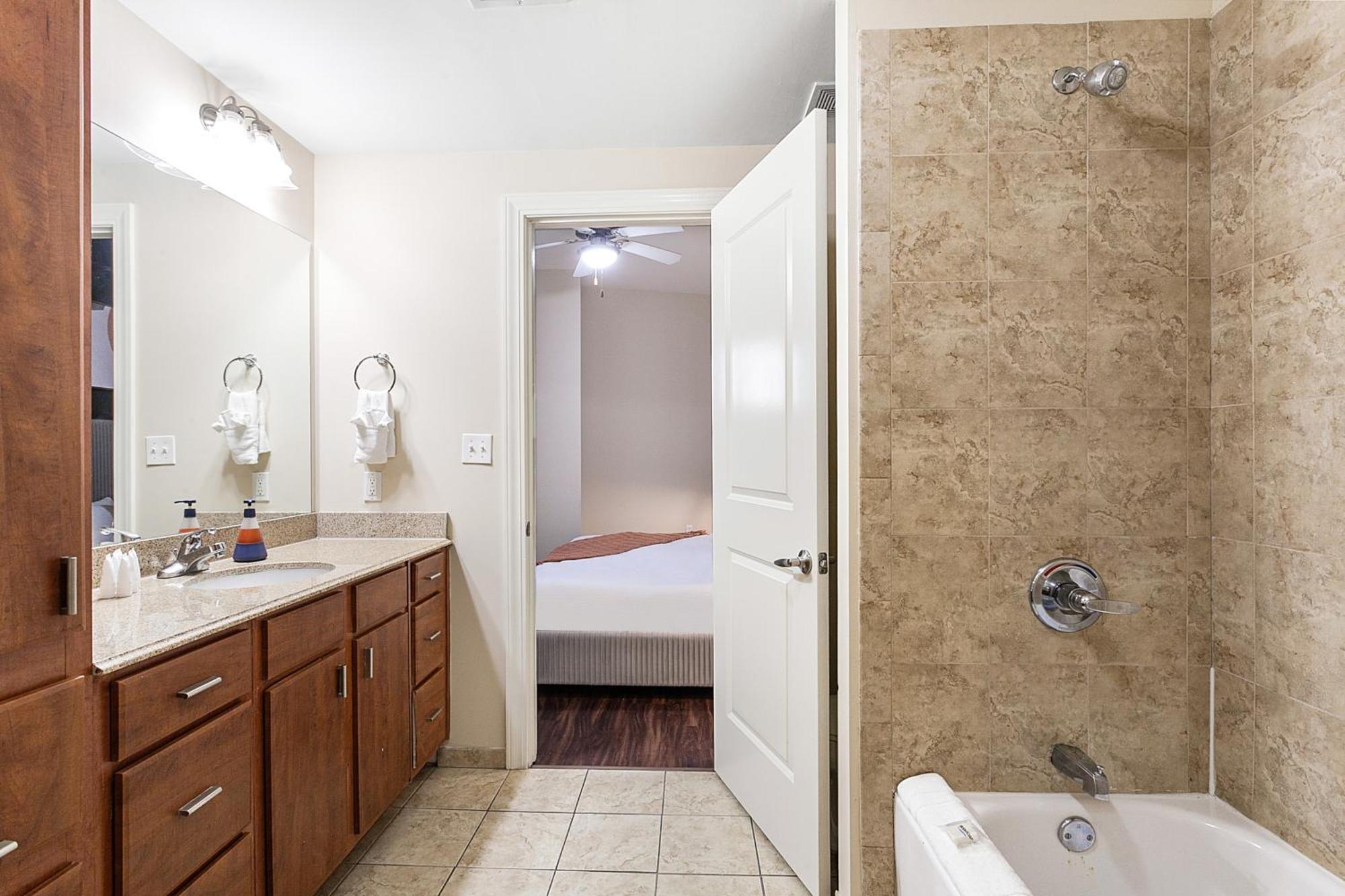 Spacious Modern Near French Quarter *