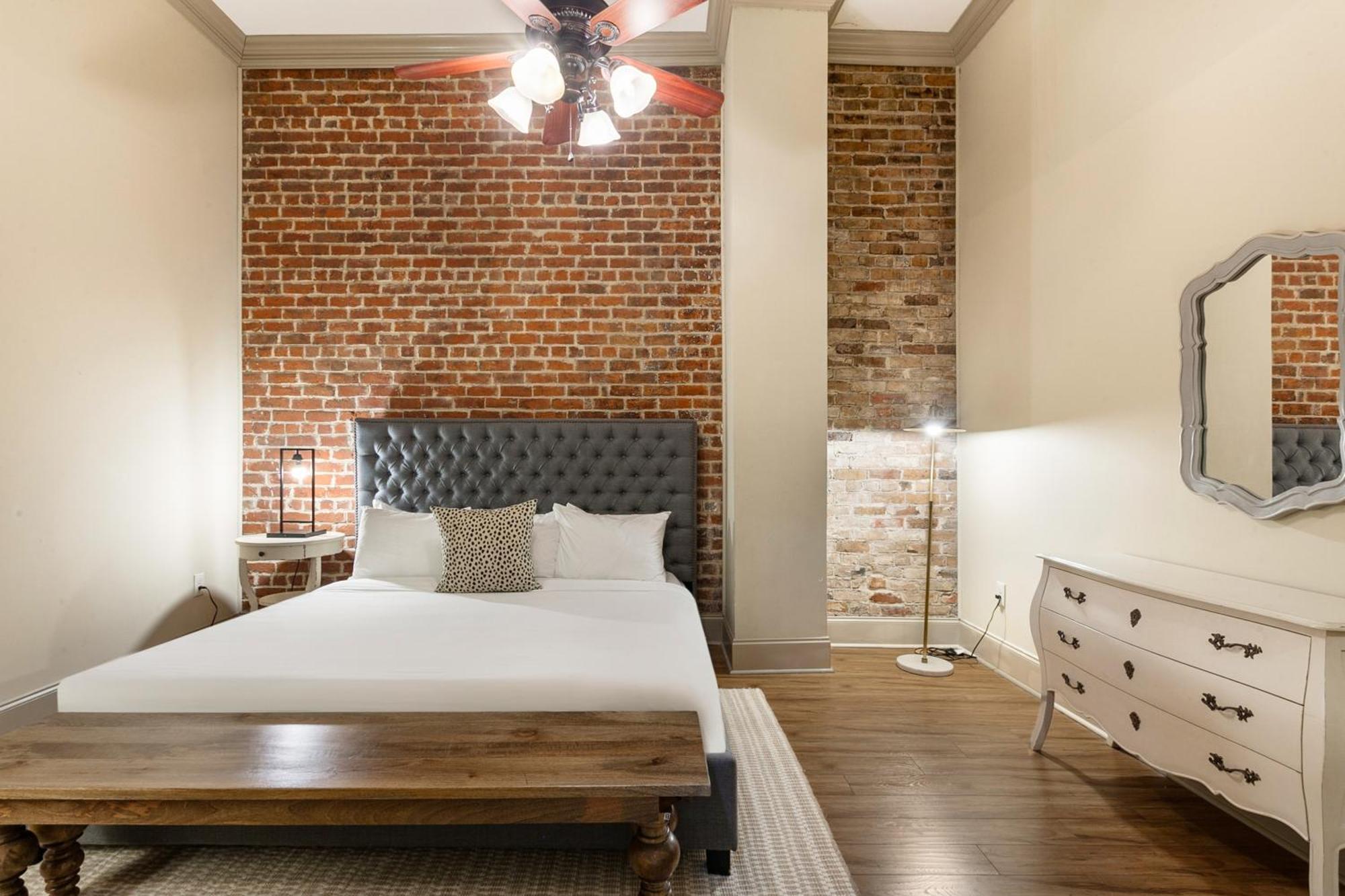 Chuck's Place Aparthotel