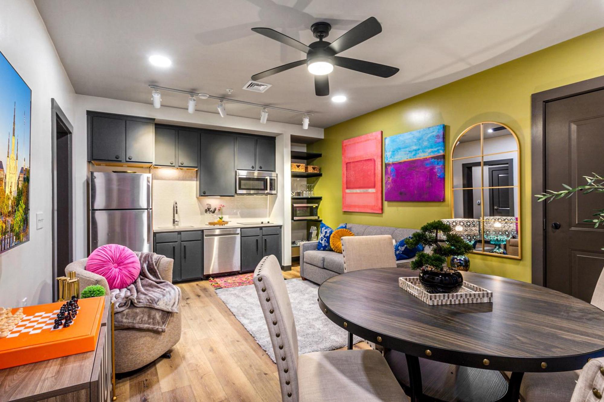 The Pelican By Hosteeva * New Orleans