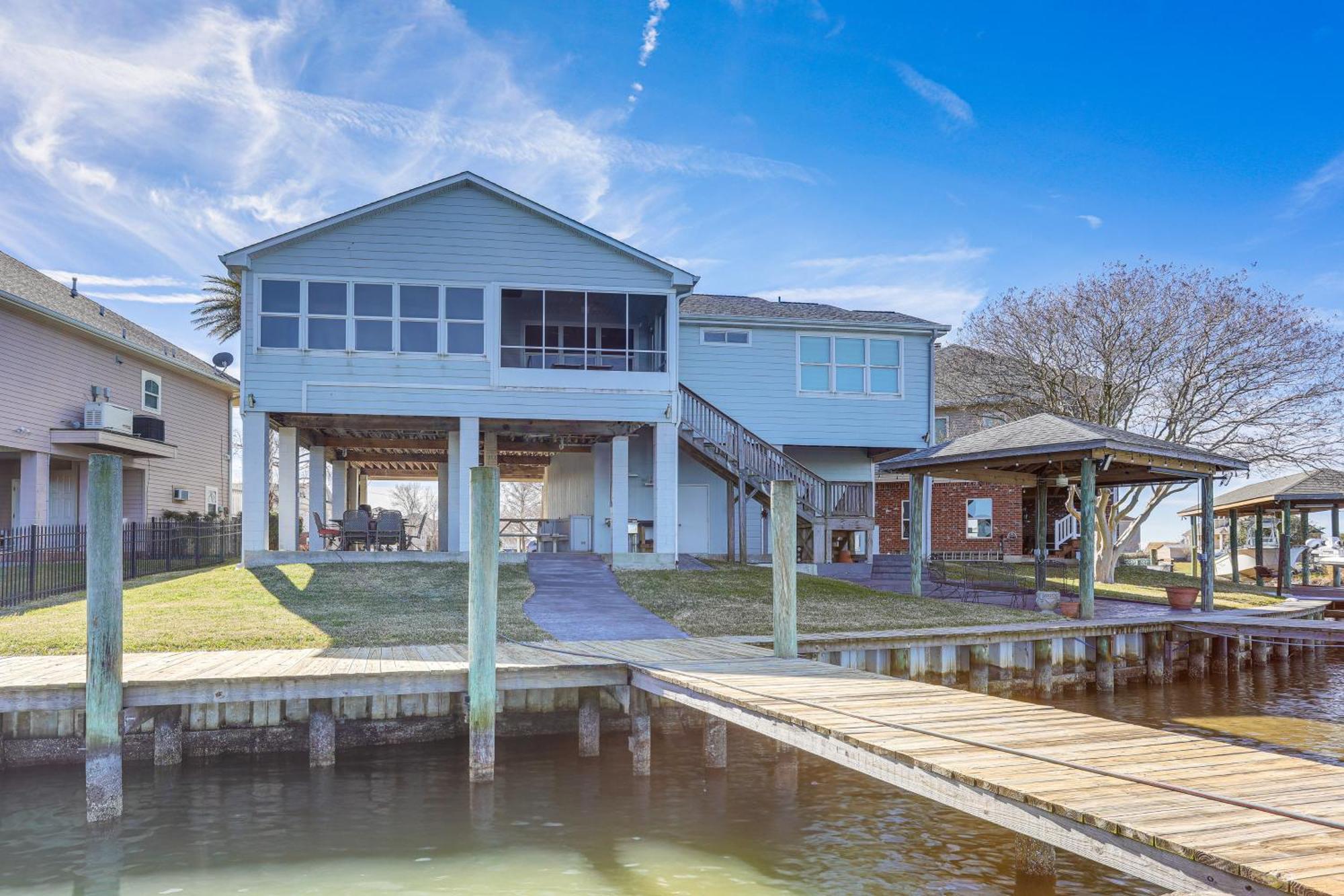 Waterfront Retreat With Boat Dock And Lift