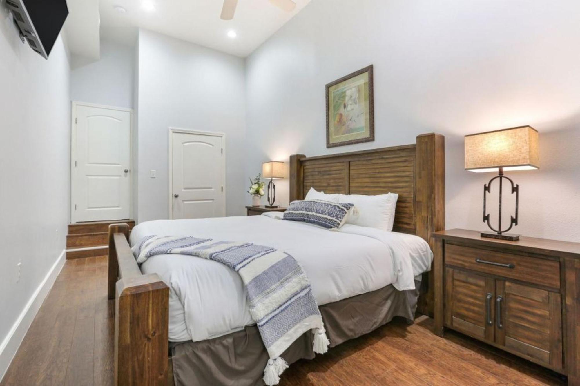 Modern 4br Living In Downtown Nola Apartment