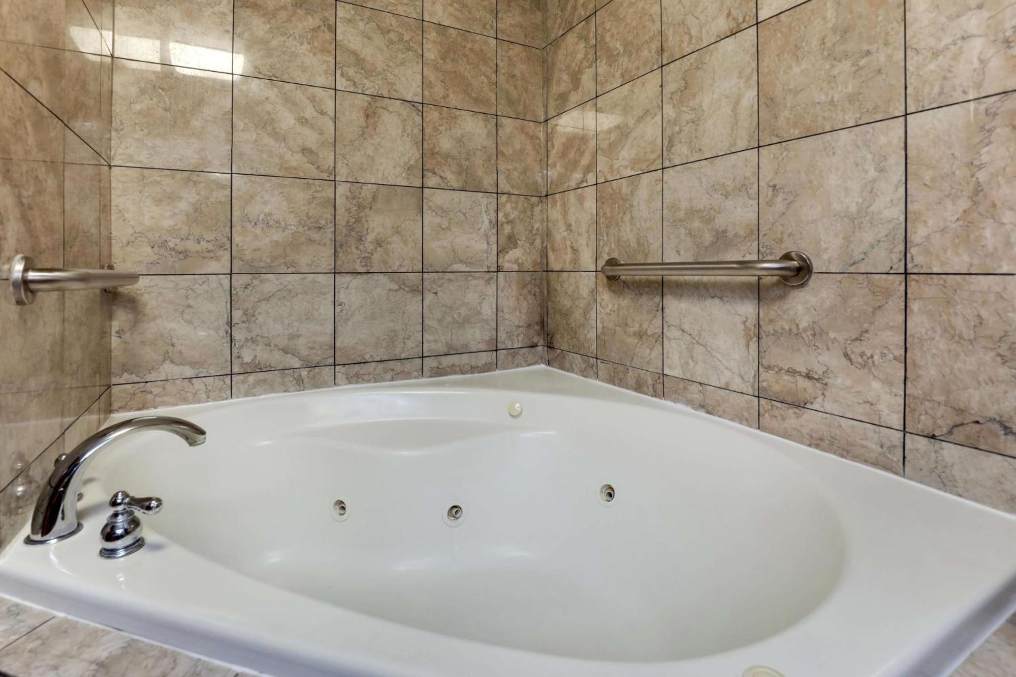Drury Plaza Hotel 3*