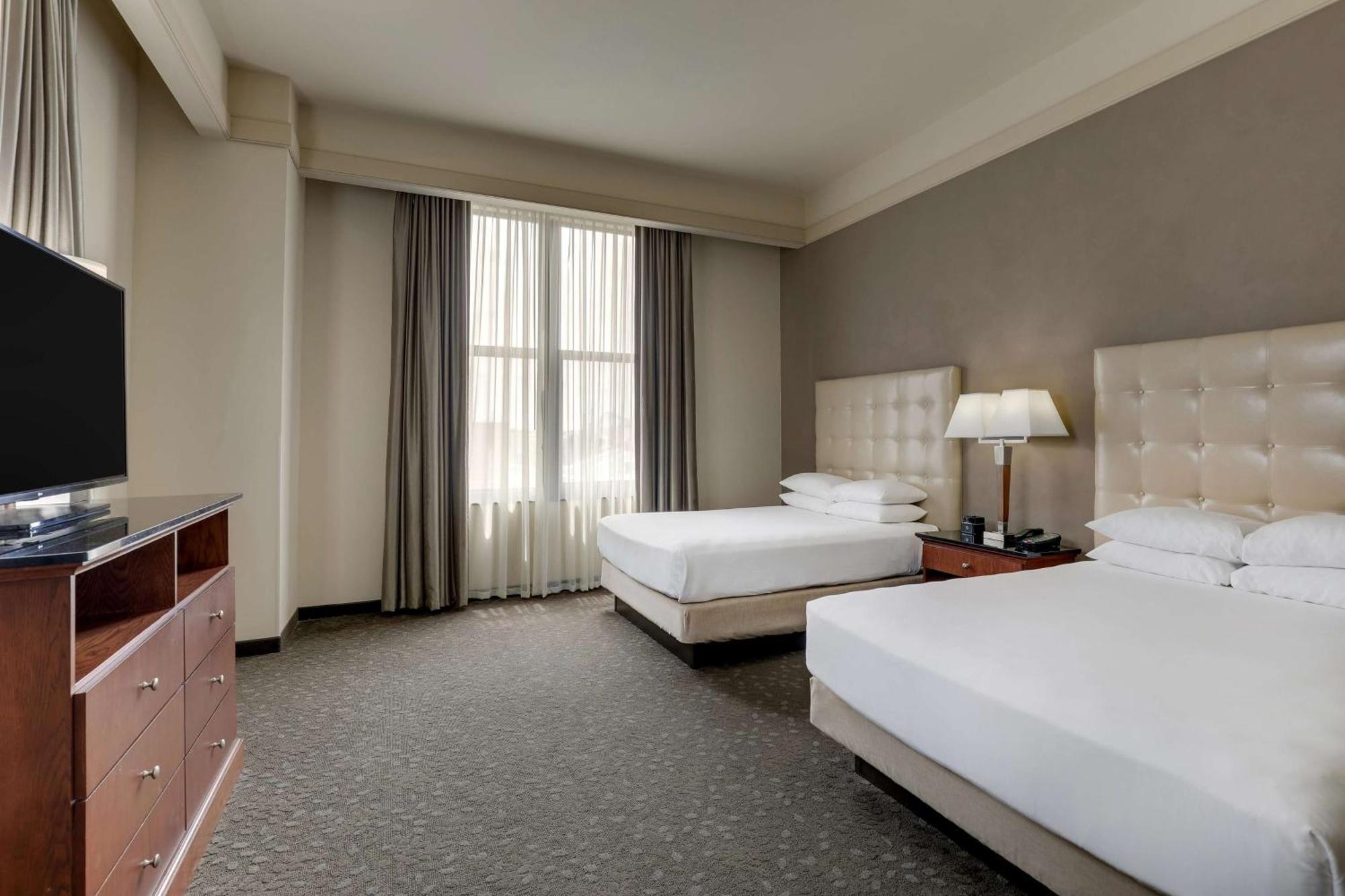 Hotel Drury Plaza 3*
