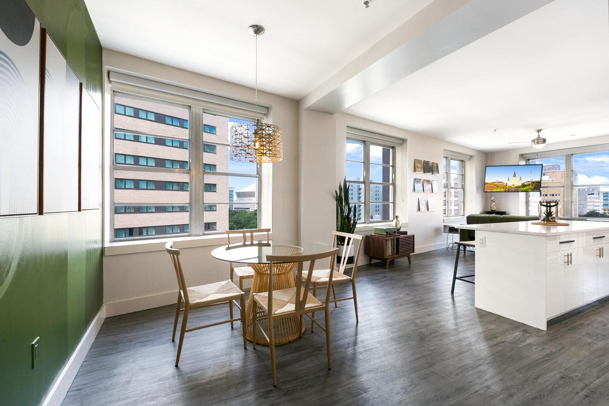 Luxury 2-bedroom Steps Away From The French Quarter