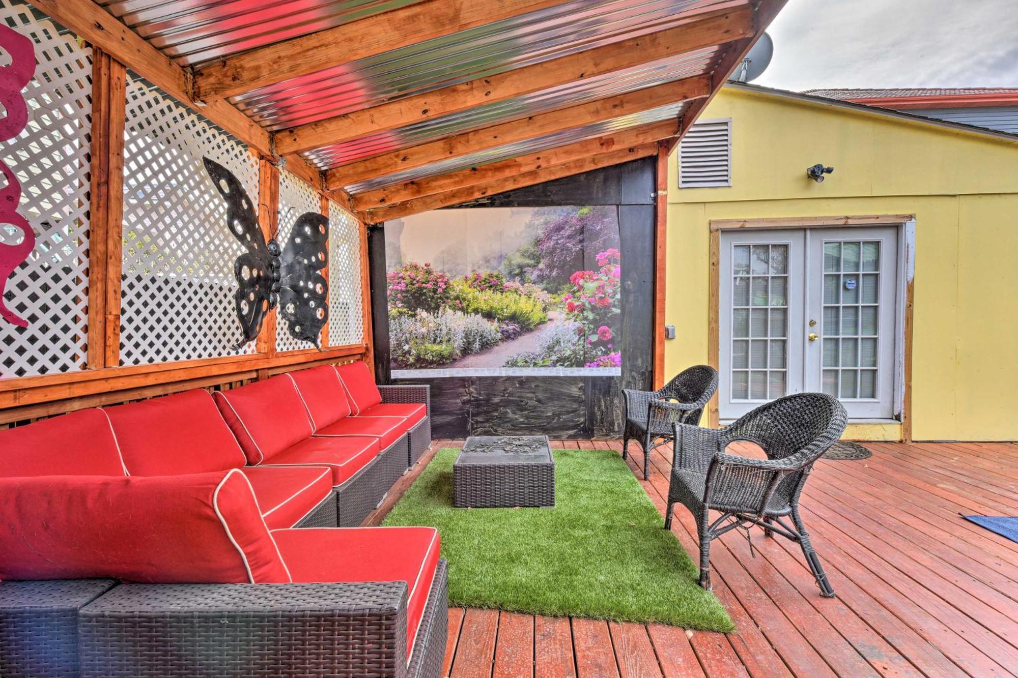 Holiday home Glam Vacation With Deck!