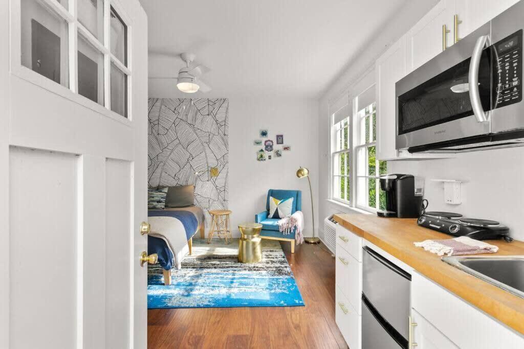 Garden District - Gated Parking Apartment *