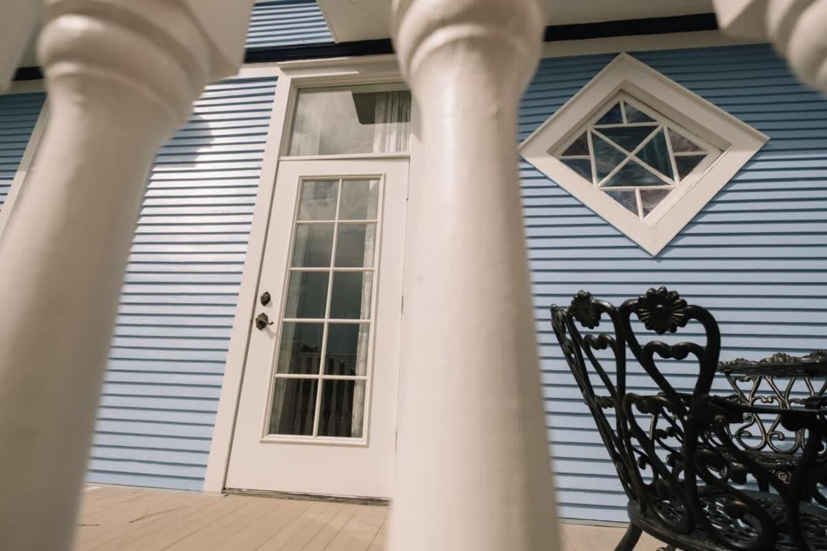 Beautiful Historic Mid *