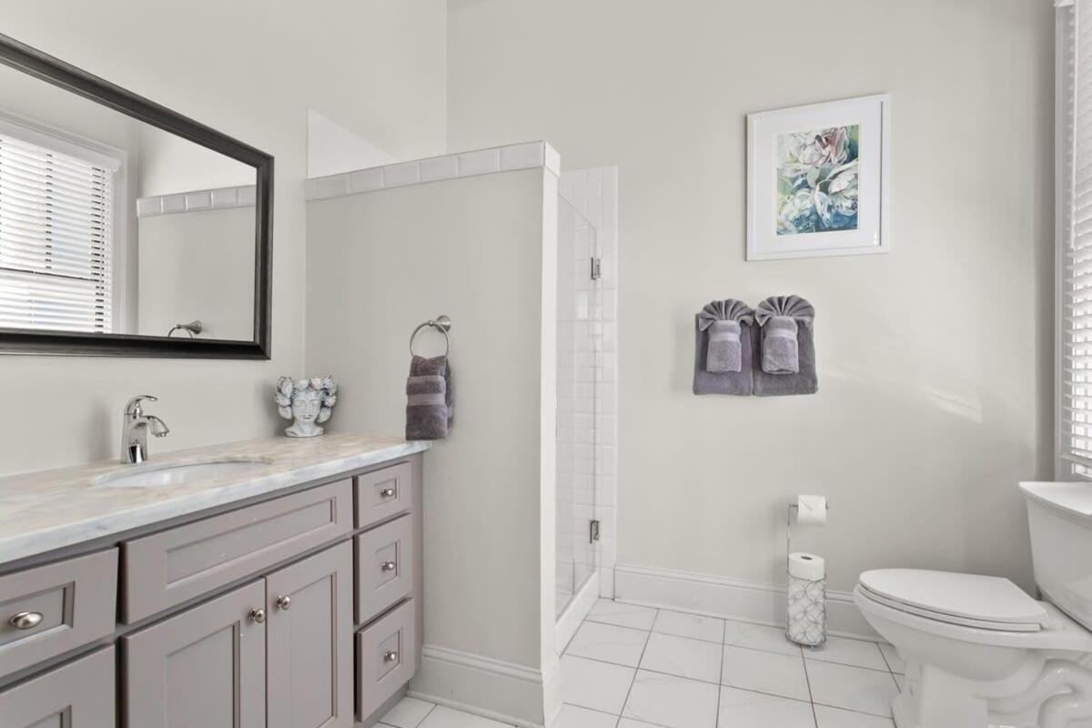 Modern Pristine Stunning 2bd Garden District