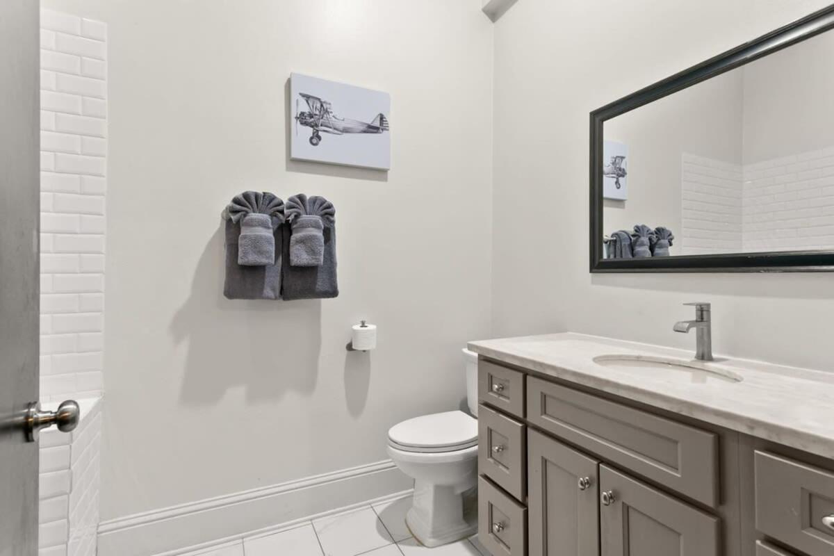 Modern Pristine Stunning 2bd Garden District Apartment *