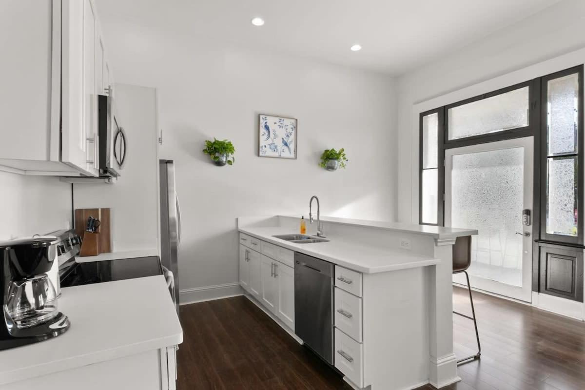 Modern Pristine Stunning 2bd Garden District * New Orleans