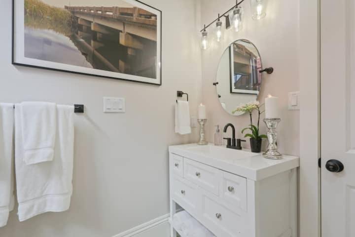Designer Walking Distance To The French Quarter's Holiday home New Orleans
