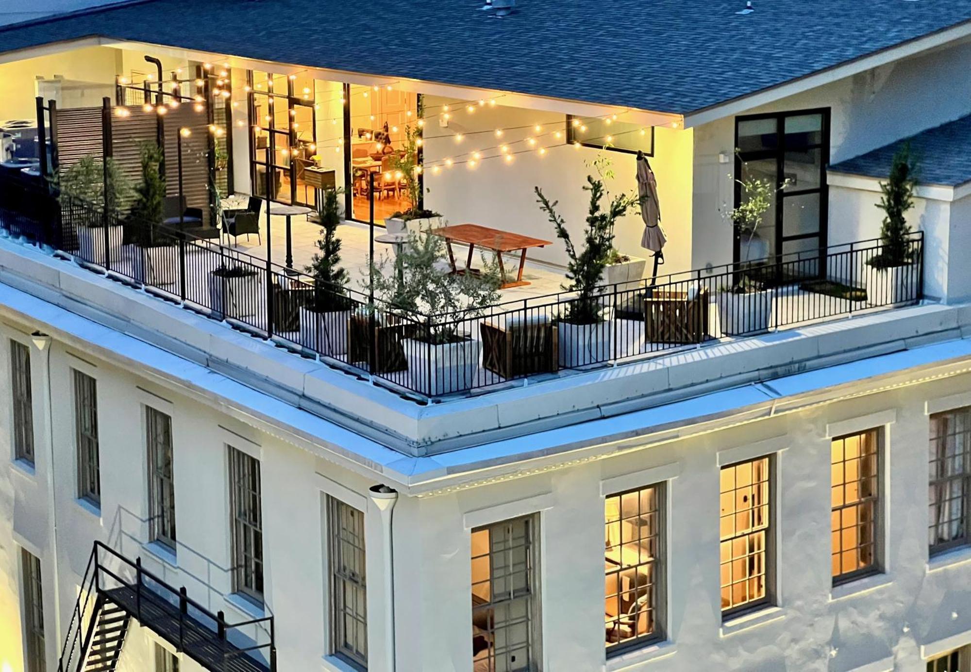 Entire W/ Party Rooftop - A Block Away From Parades Apartment
