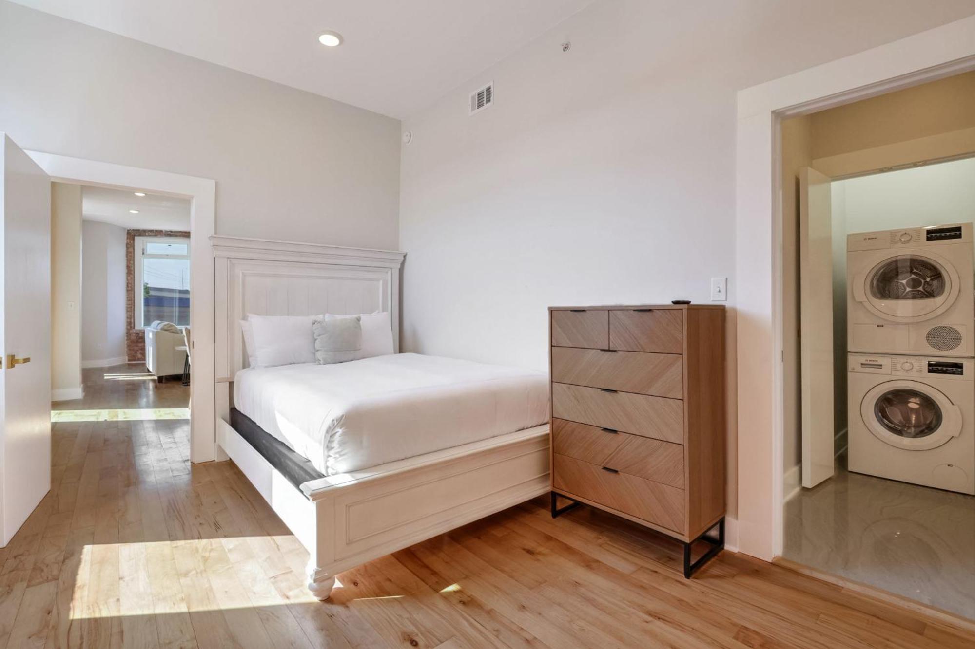 Roami At The Churchill Apartment *