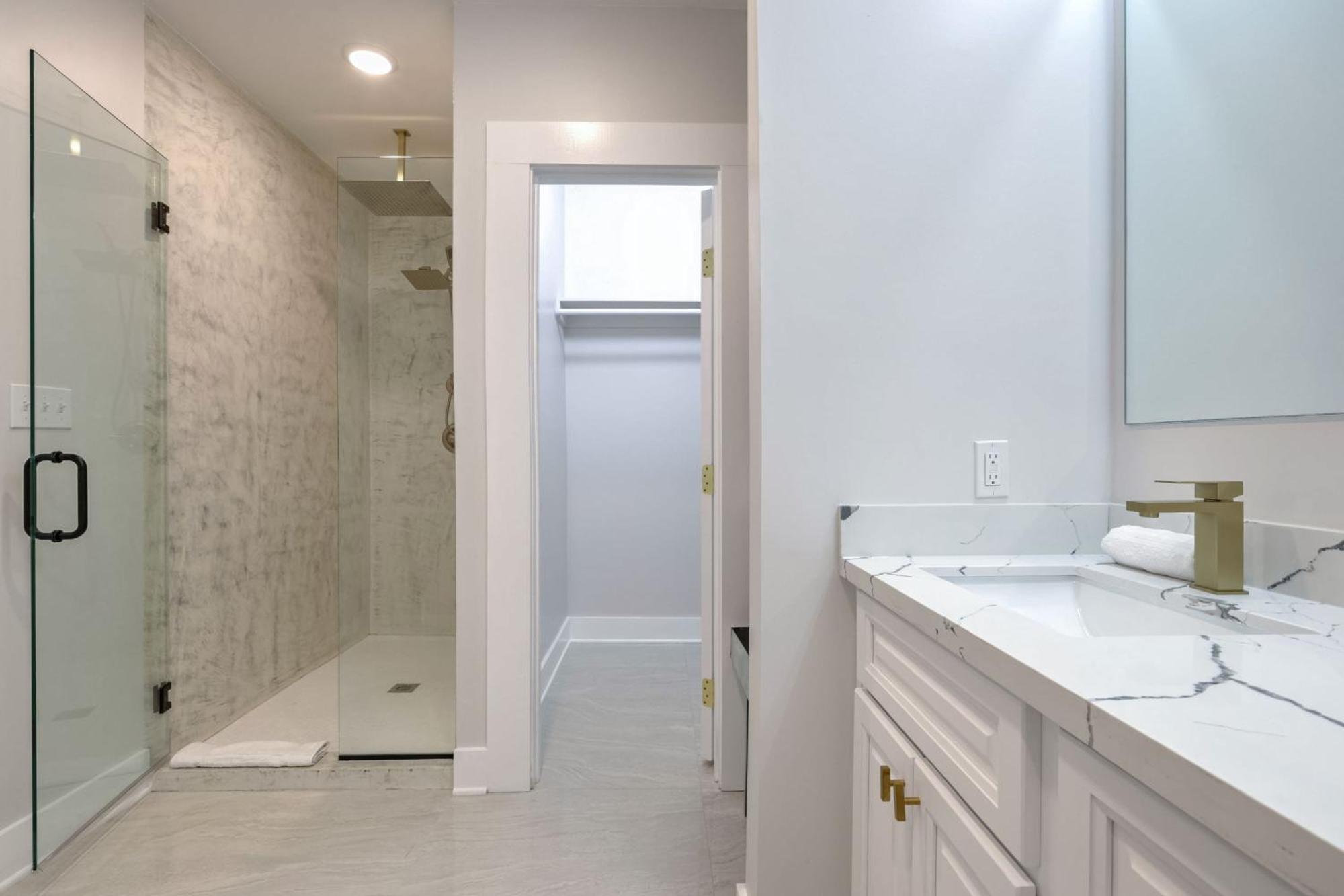 Roami At The Churchill Apartment *