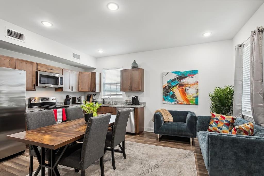 15 Bedrooms In The Heart Of Nola Apartment