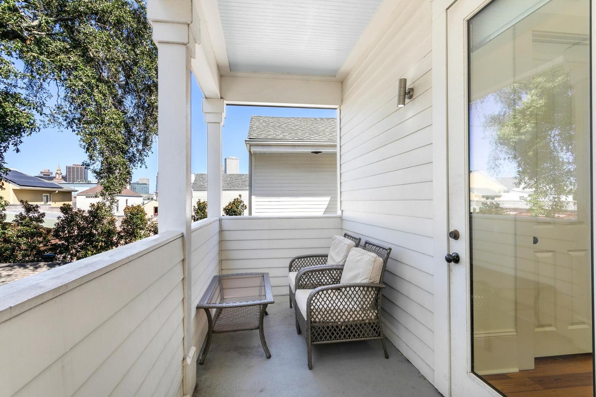 Apartment Amazing 3br Off St Charles With Pool *