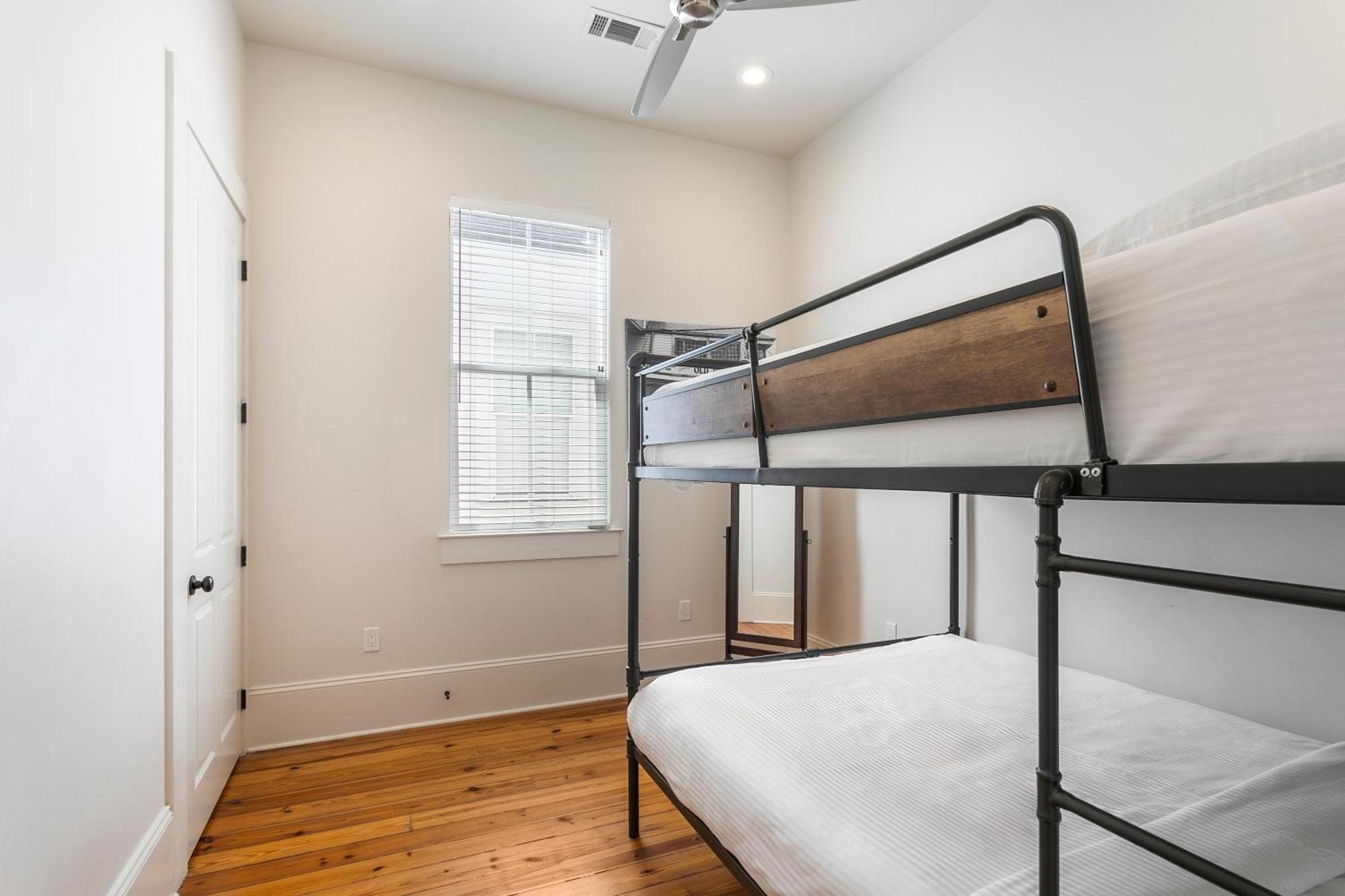 Private 3br On Carondelet By Hosteeva