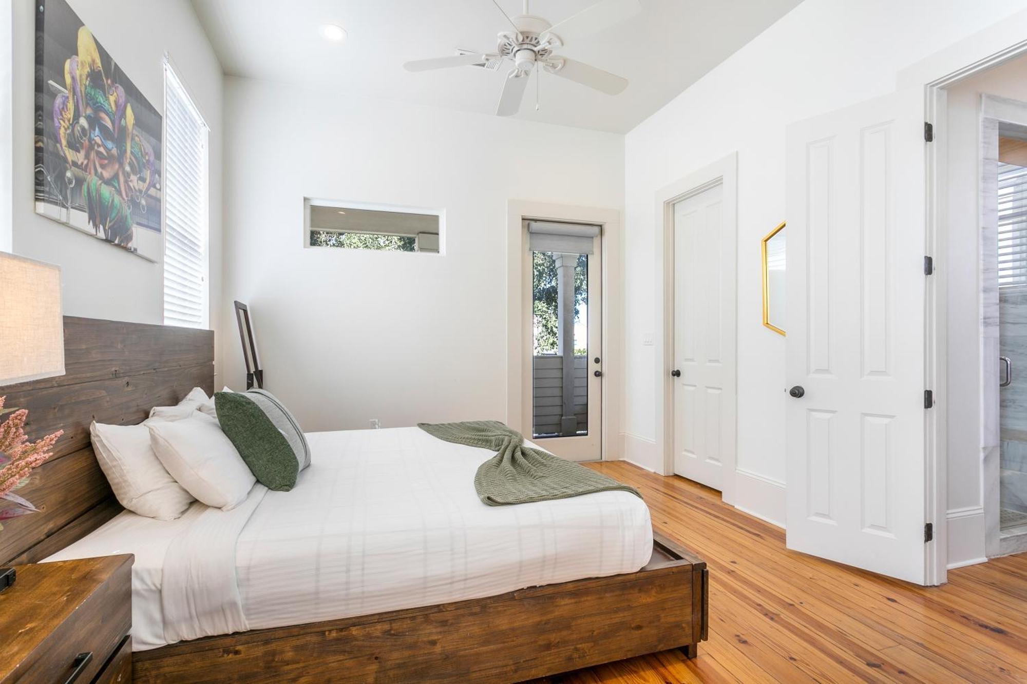 Apartment Amazing 3br Off St Charles With Pool *