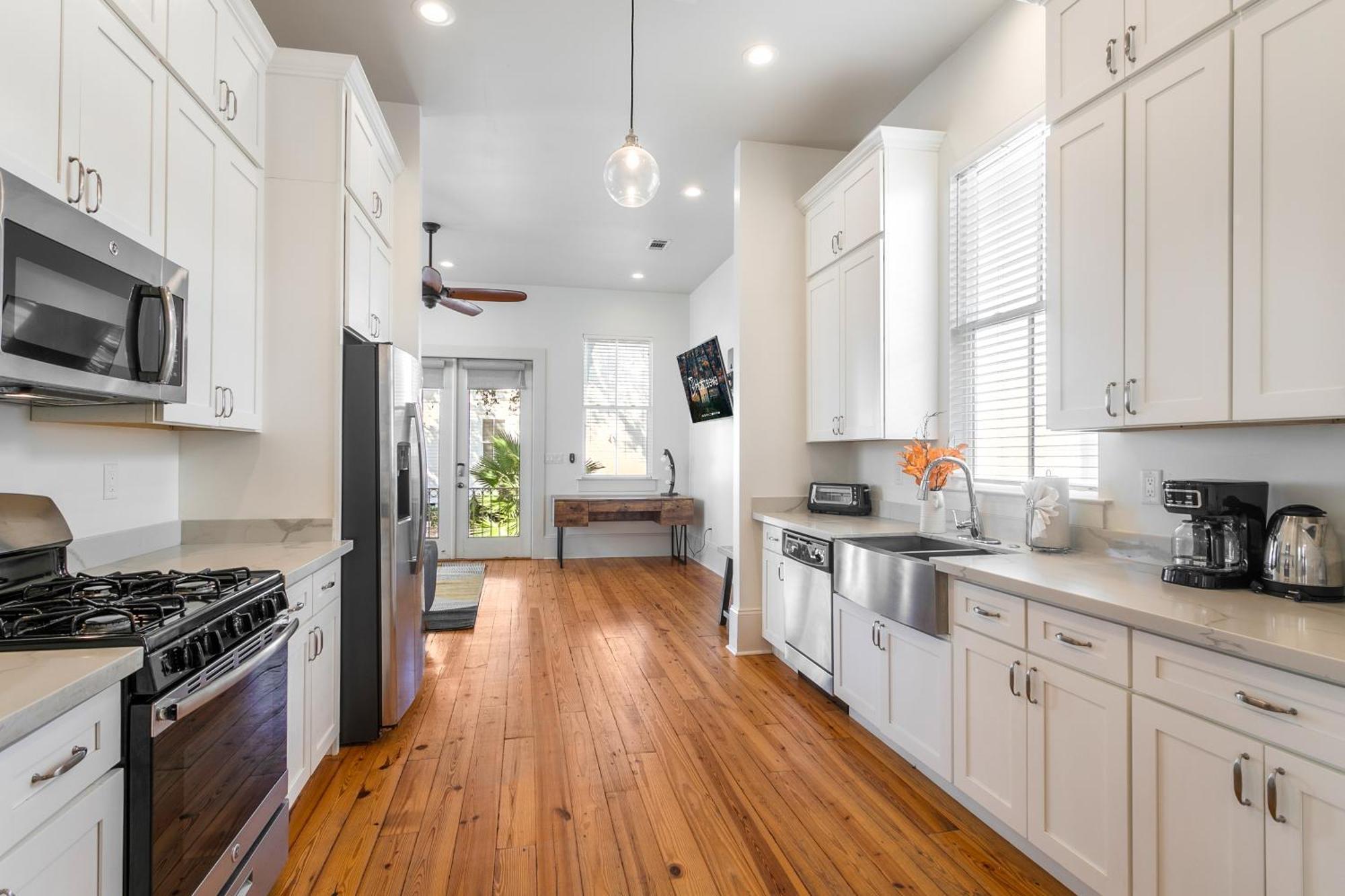 Amazing 3br Off St Charles With Pool Apartment