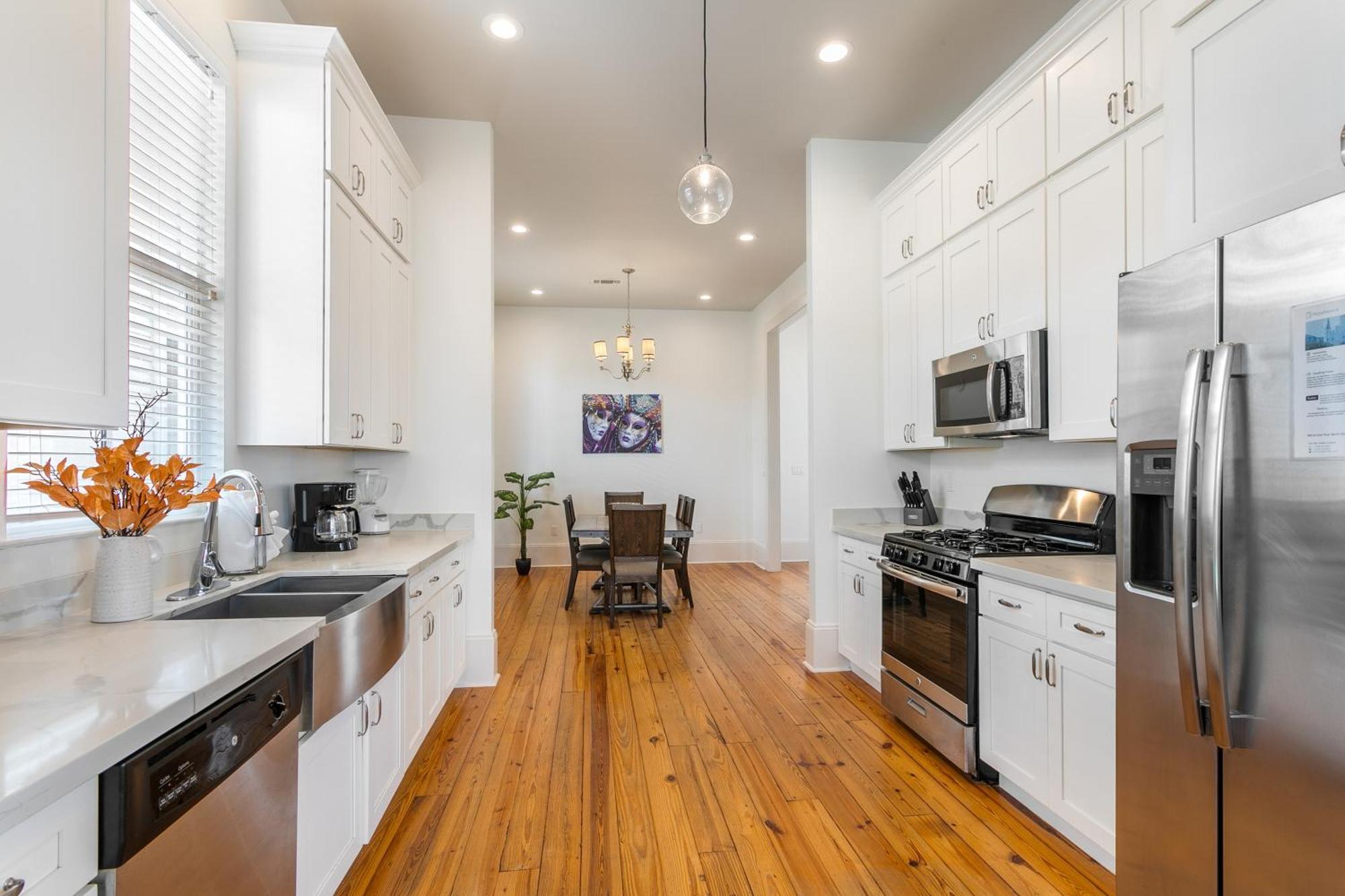 Apartment Amazing 3br Off St Charles With Pool