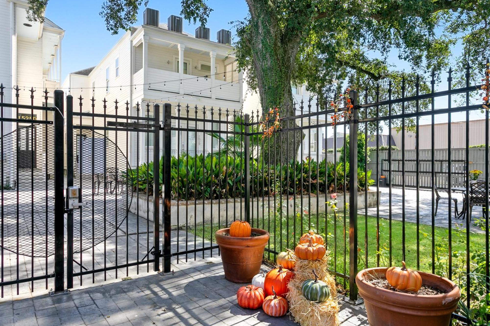 Apartment Amazing 3br Off St Charles With Pool
